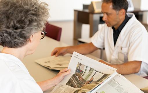 artsen lezen de krant