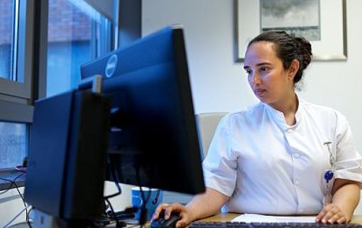 Arts achter een computer