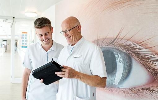 Aios en opleider in overleg met een tablet