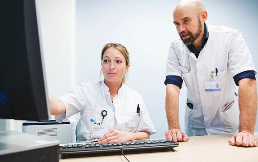 Medisch specialisten in overleg achter computer