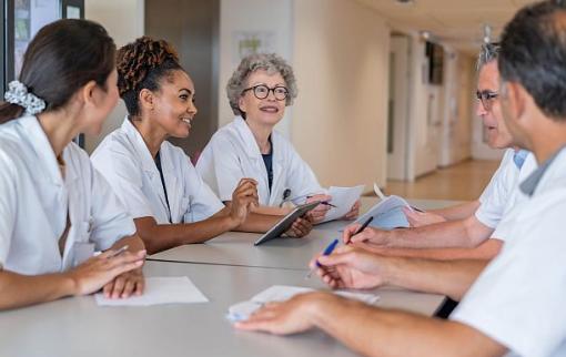 Medisch specialisten in overleg aan tafel