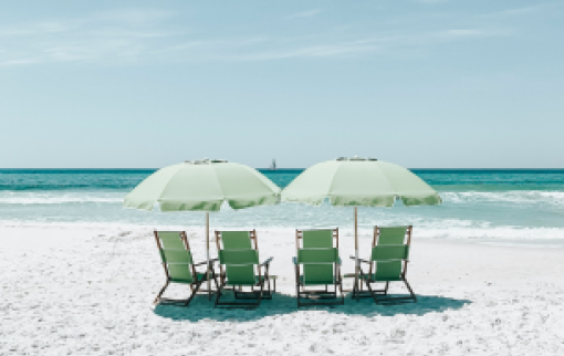 Groene strandstoelen op het strand.