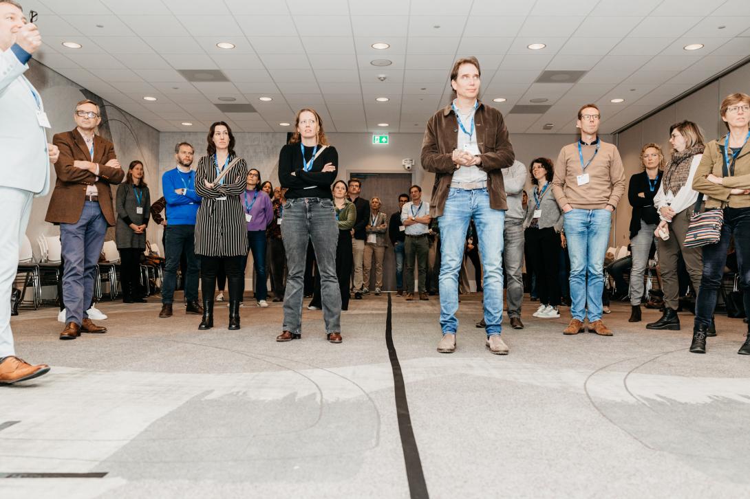 Deelnemers aan de discussie tijdens het MMV-congres kiezen of ze het met een stelling eens of oneens zijn.