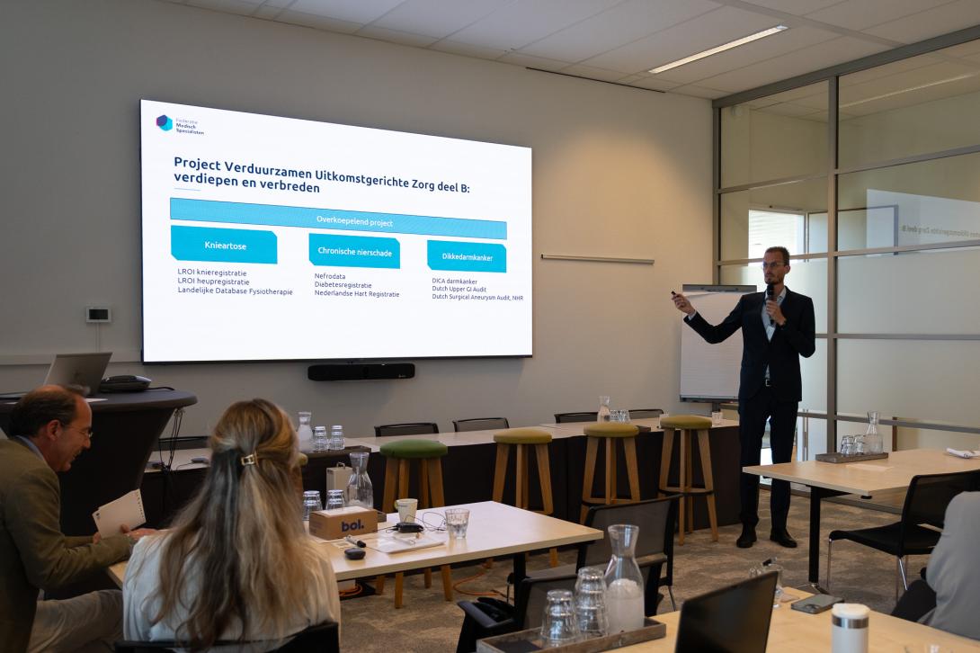 Matthijs presenteert kennis- en kwaliteitscyclus